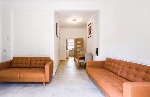 4 bedroom house with Garden, Parking & 3 mins Walking Distance from Train Station - Photo 7