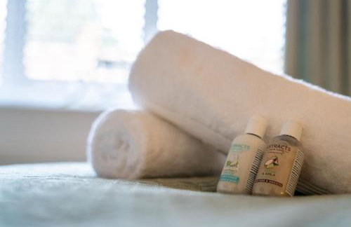 Cosy 3-Bed House With Parking, 5 Mins to QE & Uni - Photo 65