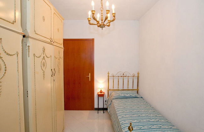 Inviting Holiday Home With Terrace, Garden Furniture, BBQ - Foto 2