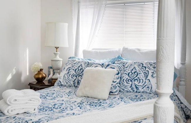 Gorgeous Bungalow With a Backyard Deck - Photo 45