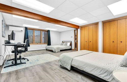 Maine Pondfront Home Sleeps 22 - Pool & Hot Tub - Photo 52