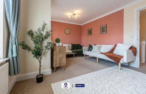 Last-Minute Escapes ! Summer Days l RTM Stay l 4 -Bed House By Finesse Stays Short Lets & Serviced Accommodation Wakefield With Parking, Contractors - Foto 2
