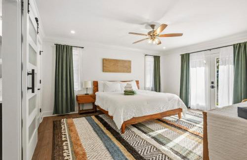 Boho Retreat with 2 Masters and Plenty of Space - Foto 29