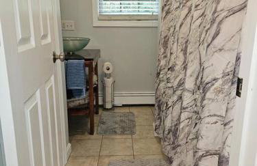 Adorable 1 bedroom with off-street parking - Foto 9