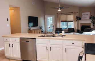 Golden Hour Getaway- Guest Favorite, 2 Min to Beach, Seasonal Pool & Arcade - Foto 50