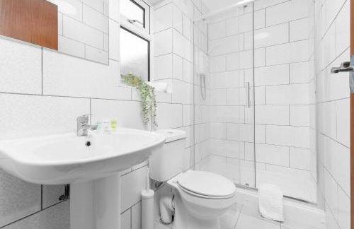 5 Bedroom House - 10 Guests - Multiple off Street Parking - Garden - Smart TV - WIFI - Contractors - Families - Groups - Top Rated - 98Q - Photo 3