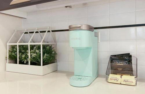 Elegant 2BR Apartment with In-Unit Laundry - Sheridan 102 - Photo 6