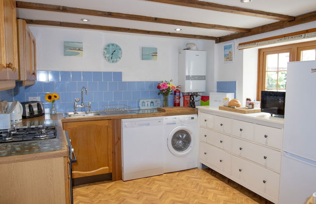Beautiful 6-bed Dog Friendly Cottage in Heacham - Photo 8