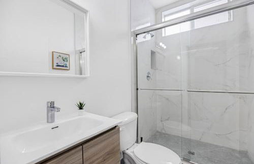 Up to 12 Guests! Modern villa near Wynwood - Photo 24