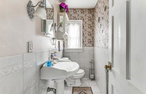 Walk to DW Field Park! Spacious Home with Deck - Foto 12