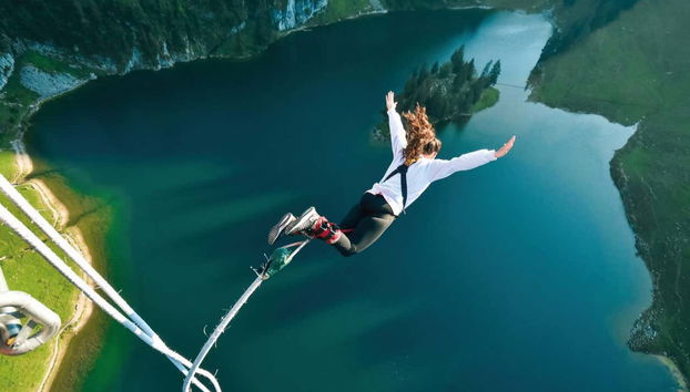 Saut à l'élastique sur la montagne suisse Stockhorn