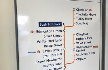 One Bedroom Flat in Bush Hill Park - Photo 21