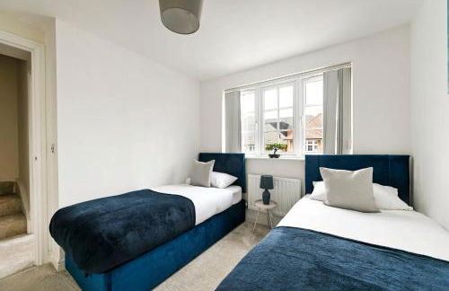 Swan's Place - Large 4bed home, Sleeps 9, Parking x2 & Games room - Foto 51