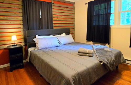 Spacious 4BR Retreat Yard, BBQ & Prime Location - Foto 29