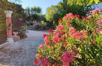 Refugio madera estilo árabe con estatuas, estanques y un pequeño zoo - Foto 37