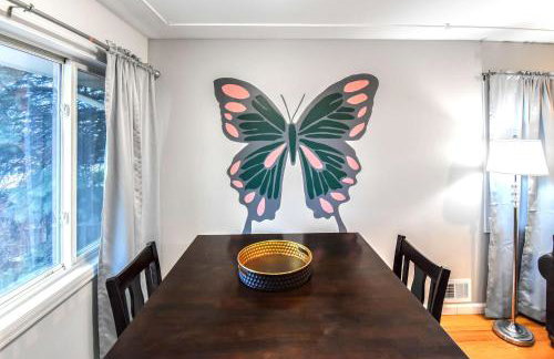 Enchanting Upper Unit with City Charm - Foto 2