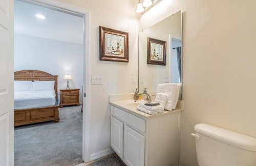 4BR Bella Vida Lakeview Pool Townhome - Photo 19