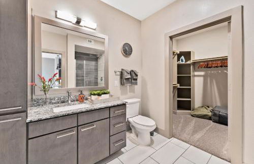 Modern & Chic 1BR Luxury Apts Close to Downtown & Airport - Photo 16