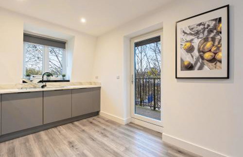 Stylish Two Bedroom Apartment - Secure Parking & Balcony 9MC - Photo 26