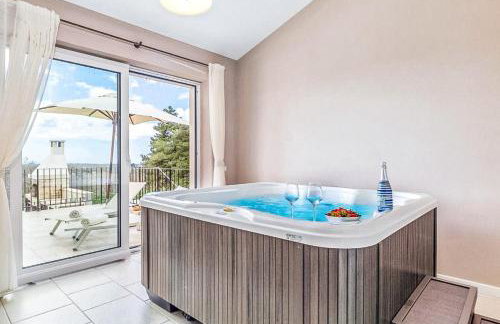 Villa Sterpazzi near Poreč with heated private pool, sea view, jacuzzi and sauna - Foto 10