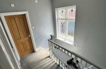 Giga Residential 4 Bedrooms, 8 guests , Near City Centre, Arcade Machine, Sky TV, Netflix, Free Wifi, Free Parking - Foto 26