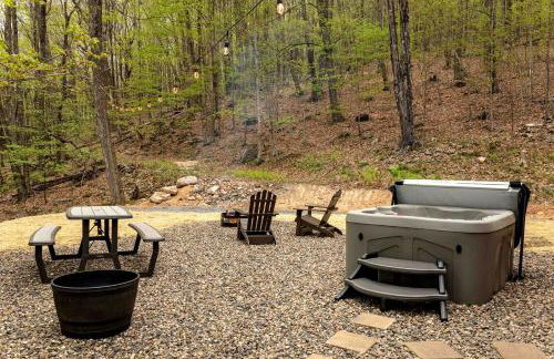 Cozy Log Cabin with a Hot Tub near Seneca Rocks, West Virginia - Perfect for a Romantic Glamping Getaway to the Mountains - Foto 7