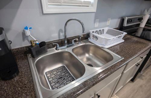 3 Min to Downtown - 10 Min to Elon - Smart TVs - Foto 36