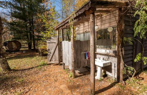 Gorgeous Fully Restored Caravan Nestled in the Trees Along Silver Lake for a Unique Vacation in Woodridge, New York - Foto 28