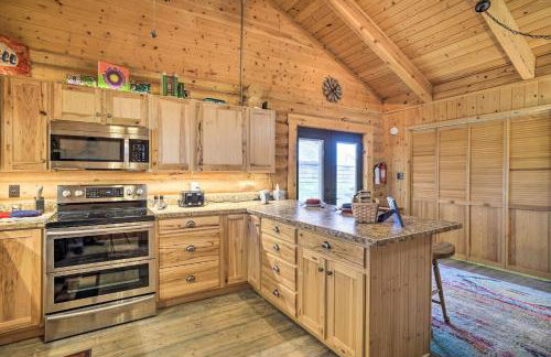 Remote Cabin with Gas Stove Less Than 7 Mi to Town! - Foto 10