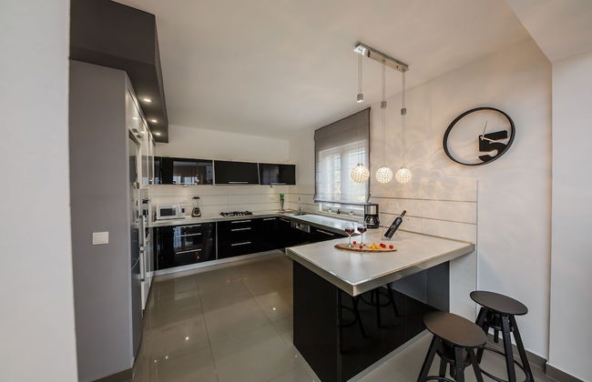 Luxury Secluded Villa w. Pool, Jacuzzi and Garden - Photo 17