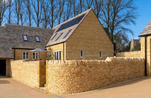 Maple House - Photo 1