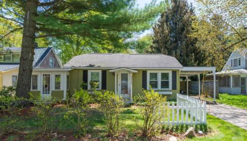 Piccolo Cottage - Great Location - Walking distance to Douglas Beach! - Photo 2