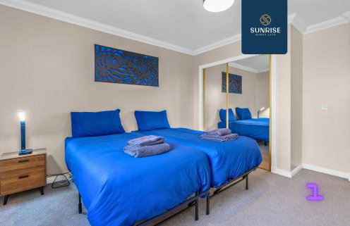 Muirton House 2 - INVOICE and REDUCED PRICE only via SUNRISE SHORT LETS DUNDEE, SLEEPS 8 has 4 Twin Bedrooms with 4 Car Parking, 2 Baths, 5 Smart TV, Fully Equipped, Garden, Free WiFi, and ONLY 9 Mins to STANNERGATE Ports - Foto 35