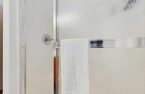 Brooke and Dan's Retreat -3 bedroom home plus a 2 bedroom apartment - Foto 17