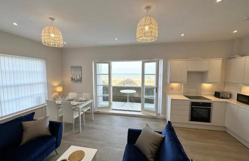 Beachfront Bliss Apartment - Near Hythe - On Beach Seafront - Private Parking - Photo 1