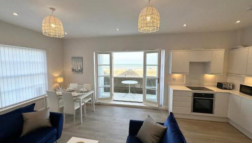 Beachfront Bliss Apartment - Near Hythe - On Beach Seafront - Private Parking - Photo 1