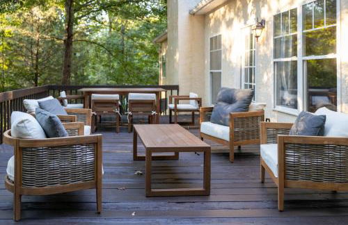 Sink into the Luxe Corner Tub at an Upscale, Spacious Home - Foto 34