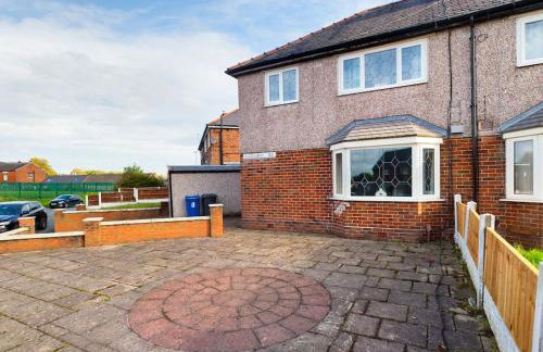 Stunning Family Home with Comfortable Surroundings by Our Home Short Stays ideally situated within Greater Manchester - Photo 28