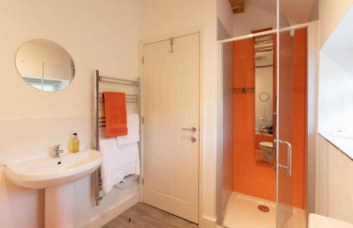 Caer Fedwen Barns Heulog Cottage King Bed Self Catering with Private Hot Tub - Foto 7