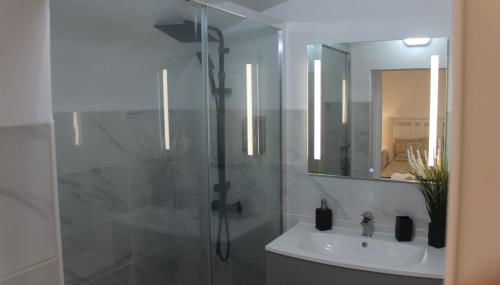 Casa das Bonecas by LovelyStay - Foto 5, Shower