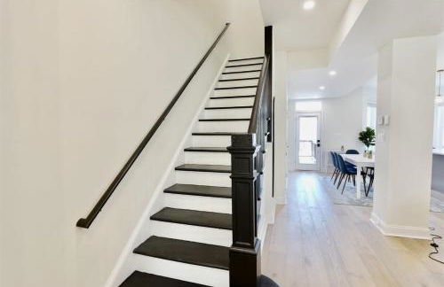Pristine Petworth Family Home w Street Parking - Foto 18