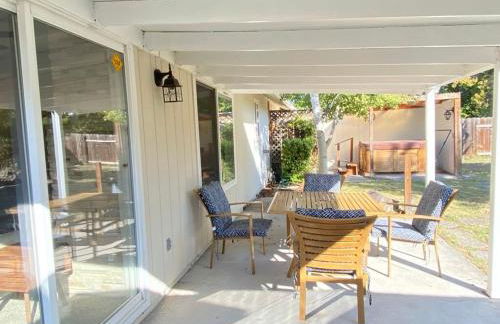 HOT TUB! King Bed-Firepitt-Near Airport& Freeway - Foto 12