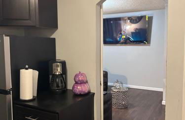 The Layover Lounge - Foto 21