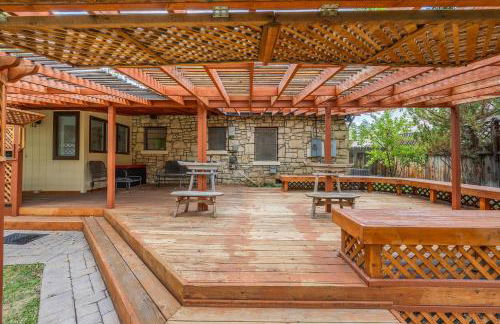 Cozy 2BR Home Near UNR with Large Deck & Parking - Foto 24