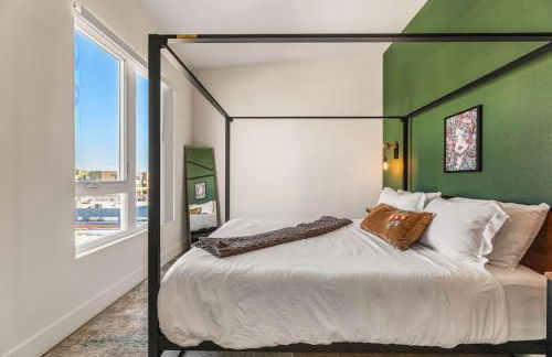 Stylish 2BD Haven with Scenic DTLA Views and Parking - Foto 9