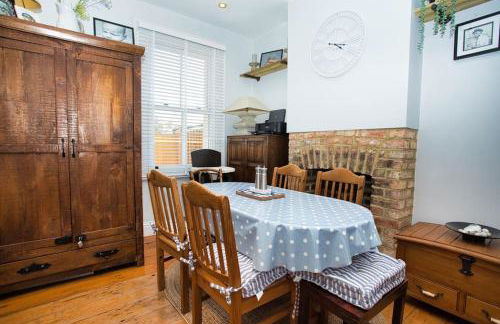 Restful and Cosy 4 Bed Home Minutes from the Beach - Foto 16