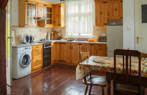 Holiday Home With Fireplace and Private Garden - Foto 9