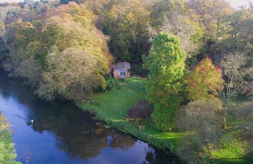 Secluded, New Forest Riverside Lodge - Photo 25