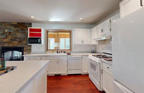 The 19th Hole Lakeside - Photo 10