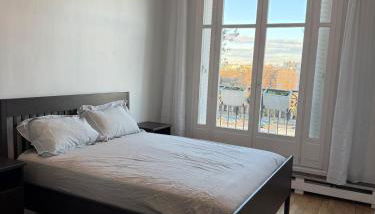 View on Eiffel Tower Seine and Main Monuments - Photo 2